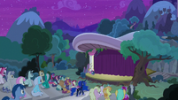 Ponies filling the audience seats S8E7