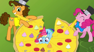 S04E12 Cheese,Pinkie i Rainbow Dash jedzą pizzę