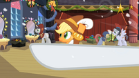 "¡Applejack! Se amable y cierra las ventanas. ¿Quieres? "