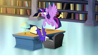 Twilight dodging a bat book S5E13