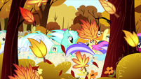 More ponies in the Running of the Leaves S05E05
