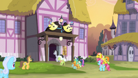 Ponies entering the theater S4E19