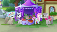 Rarity and Kerfuffle giving out clothes MLPRR