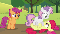 Sweetie Belle tackles Apple Bloom S5E17