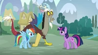 Twilight greets Rainbow S5E22