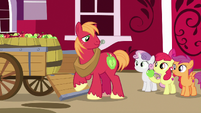 Apple Bloom giving dropped apple to Big Mac S7E8