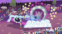 Applejack lifts up Vignette's parade float EGROF