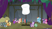 Giant marshmallow pops out of the stage S8E7