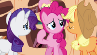 Pinkie Pie points at her mouthless face S3E05