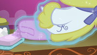 Rarity levitating her bath robe and towel S7E19