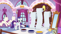 Rarity pointing at bowls of dye S6E11