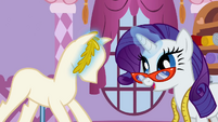 Rarity putting gold laurel leaves on the mannequin's head S1E14