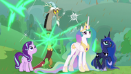 Starlight and Discord appear next to princesses S9E25