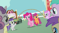 Scootaloo jumping rope with Pinkie.