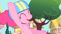 Pinkie Pie enjoying the ride with the CMC S1E23