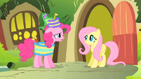 Pinkie singing to Fluttershy S1E25