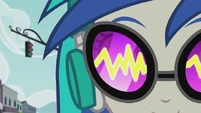 Sound waves in DJ Pon-3's glasses EG2.jpg (51 КБ)