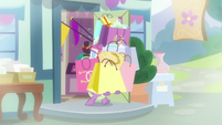 Spike carrying bags for Rarity in flashback S9E19