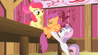 Sweetie Belle helping Scootaloo out S4E05