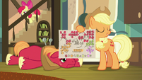 Applejack holds up the new schedule S9E10