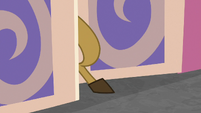 Discord puts his foot in the office door S8E15