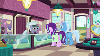 Jeweler Pony greeting Starlight and Trixie S7E2