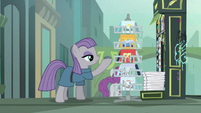 Maud Pie showing Boulder some postcards S6E3