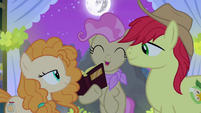 Mayor Mare declares Mac and Butter husband and wife S7E13