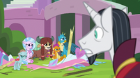 Neighsay looking at the friendship students S8E1