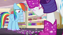 Rarity getting glitter all over the floor S8E17