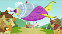 The Apples look at the airship S3E08