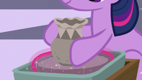 Young Twilight makes a fancy clay pot S9E4