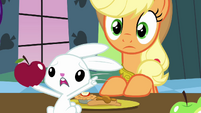 Angel pointing at Applejack S03E10