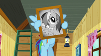 Rainbow holds self-picture in front of her face S8E20