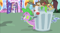 Спайк помогает своей возлюбленной вынести мусор.