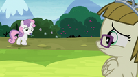 Sweetie Belle runs into Zipporwhill S7E6