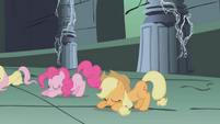 The ponies bow down to Princess Celestia S1E02