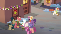 A gather of ponies about to sing S06E08