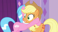 Aloe hugging Applejack S6E10