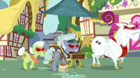 Bulk, Granny, and jeweler marching angrily S7E2