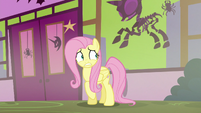 Fluttershy looks behind her S5E21