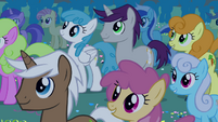 Ponies in the crowd S4E02