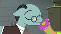 Sans Smirk sniffing a squirting flower S9E14