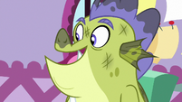 Sludge smiling at Rarity and Spike S8E24