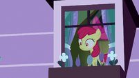 Apple Bloom sees something flying at her S8E25