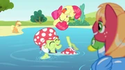 Applejack vê Vovó brincando com Apple Bloom T4E20