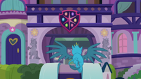 Gallus flying to the School of Friendship S8E2