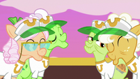 Grannies welcoming Rainbow Dash S8E5