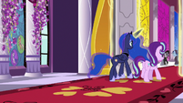 Luna and Starlight approaching the mayors S7E10