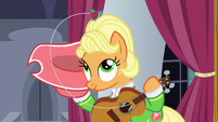 Medal lands in Apple Chord's mane S9E4